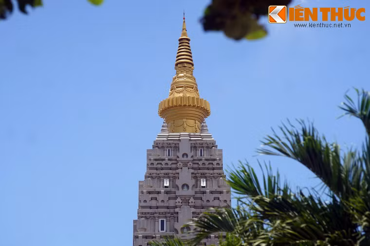 Cận cảnh đỉnh tháp chính.