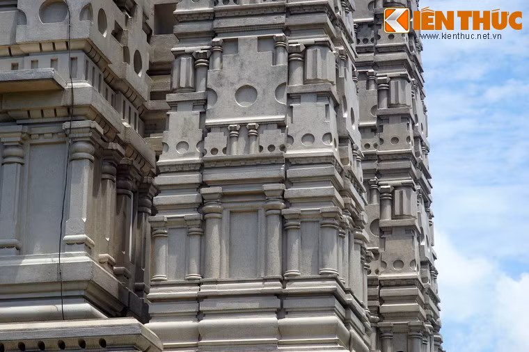 Các đường nét kiến trúc cầu kỳ của tòa Bảo tháp.
