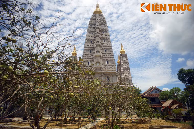 Ngôi Bảo tháp này được mô phỏng theo mẫu ngôi đại tháp ở Bồ Đề Đạo Tràng, nơi Đức Phật thành đạo ở Ấn Độ, với kích cỡ thu nhỏ.