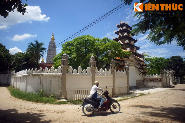 Một số hình ảnh khác về Bảo tháp Đại Giác của chùa Huyền Không.