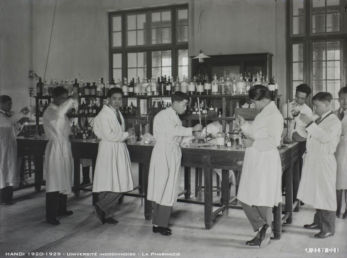 Các sinh viên trong phòng Dược của Đại học Đông Dương.