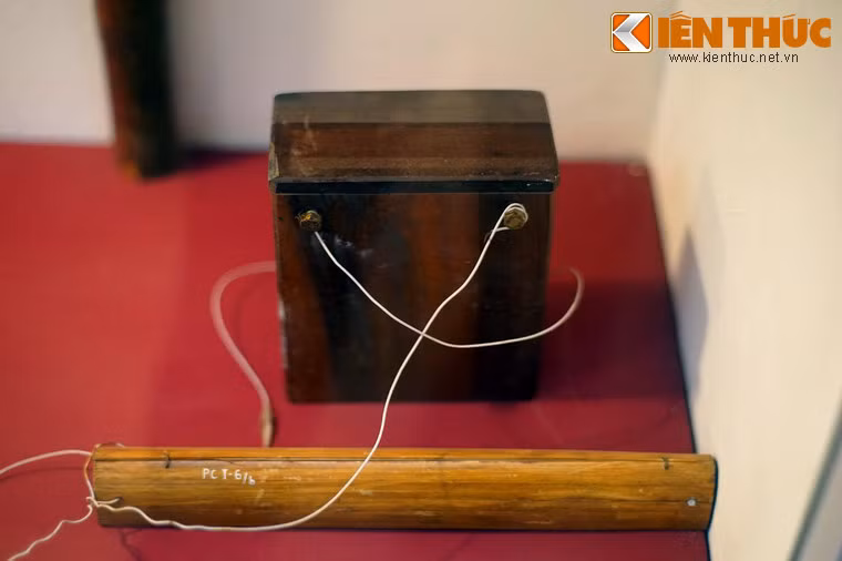 Bẫy chạm nổ bằng tre do quân và dân Bắc Ninh, Bắc Giang sản xuất và sử dụng đánh địch đi càn trong kháng chiến chống Pháp, sau được sử dụng phổ biến trong kháng chiến chống Mỹ ở miền Nam. Hiện vật của Bảo tàng Lịch sử quân sự Việt Nam.