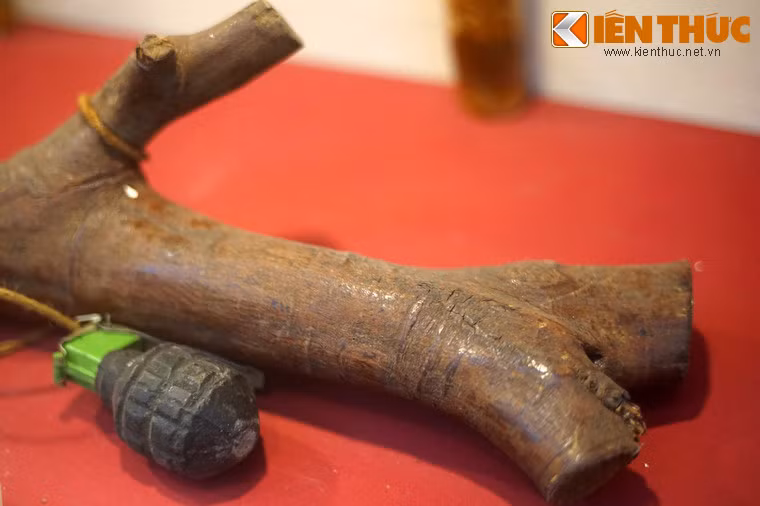 Bẫy gây nổ cài vào củi đun nhân dân Nam Định sản xuất và sử dụng đánh địch đi càn trong kháng chiến chống Pháp. Sau đó loại vũ khí thô sơ này cũng được sử dụng trong kháng chiến chống Mỹ ở miền Nam.