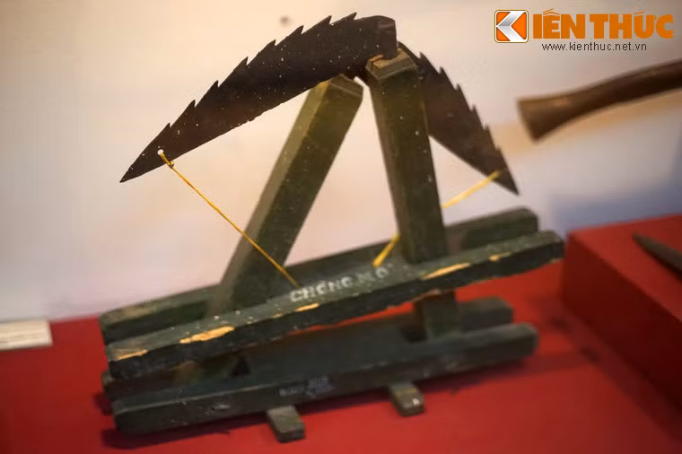 Chông mổ do quân dân Quân khu 7 sản xuất và sử dụng trong kháng chiến chống Mỹ.