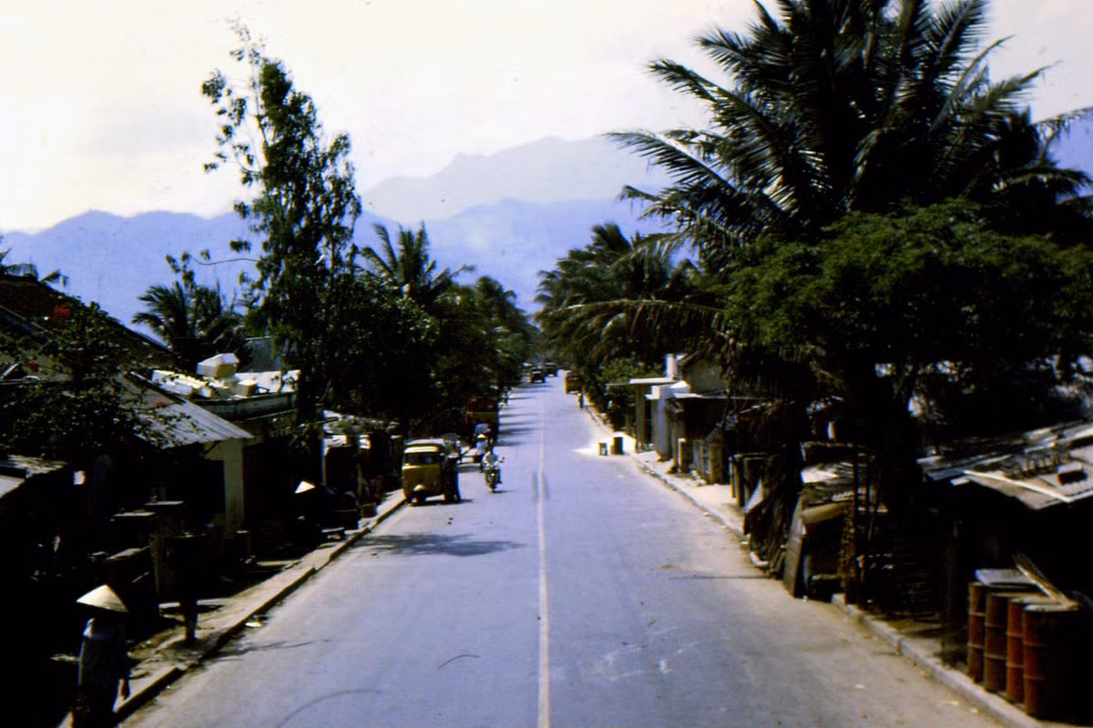 Một thị trấn nằm trên Quốc lộ 1. Ảnh: Jack McCabe.