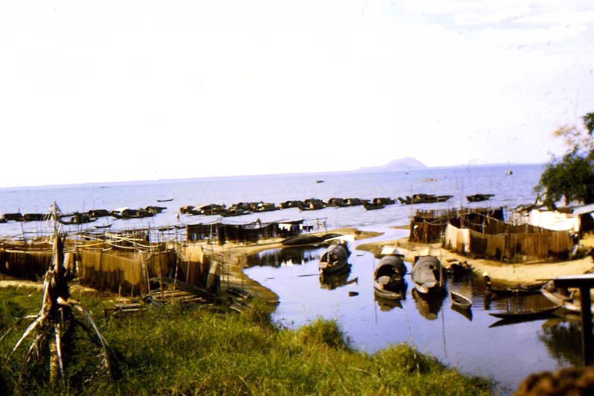 Nét bình dị của một xóm chài. Ảnh: Jack McCabe.