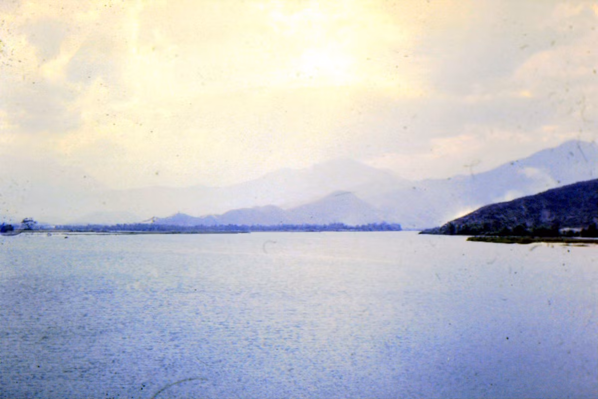 Đầm phá xứ Huế rộng mênh mông được bao quanh bởi những dãy núi hùng vĩ. Ảnh: Jack McCabe.