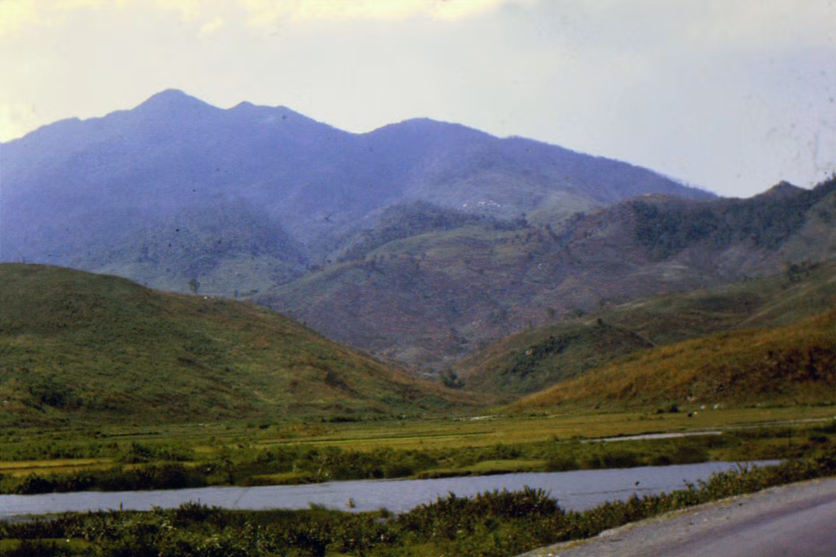 Đồi núi trùng điệp nhìn từ Quốc lộ 1 thuộc địa phận Huế, miền Trung thập niên 1960. Ảnh: Jack McCabe.