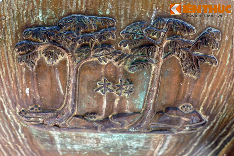 Anh đỉnh, chiếc đỉnh thứ tư trong Cửu Đỉnh có hình tượng "Tử mộc", là cây gỗ kiến, loài cây được sử dụng để sản xuất sơn cánh kiến, một nguyên liệu quý dùng để quét lên gỗ nhằm tạo độ bóng và tăng độ bền.