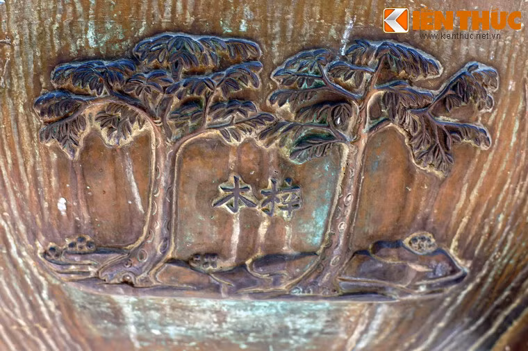 Anh đỉnh, chiếc đỉnh thứ tư trong Cửu Đỉnh có hình tượng "Tử mộc", là cây gỗ kiến, loài cây được sử dụng để sản xuất sơn cánh kiến, một nguyên liệu quý dùng để quét lên gỗ nhằm tạo độ bóng và tăng độ bền.