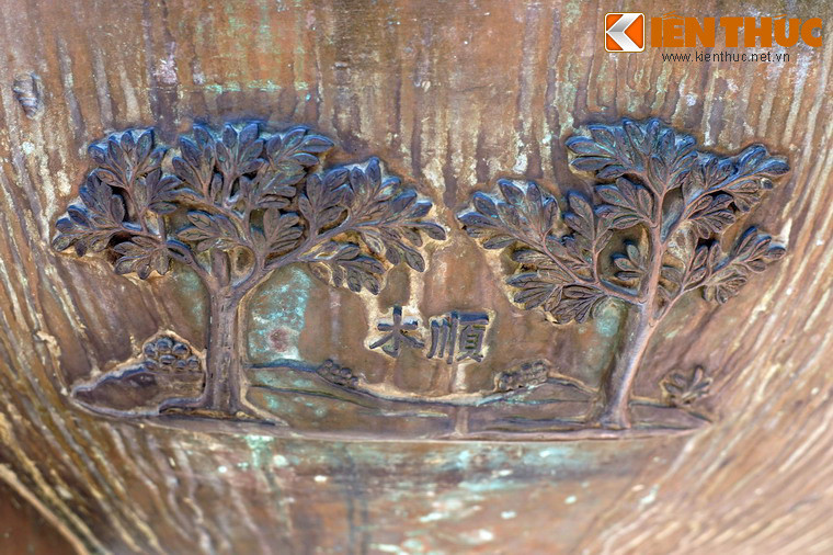 Chương đỉnh, chiếc đỉnh thứ ba trong Cửu Đỉnh có hình tượng "Thuận mộc", nghĩa là cây gỗ huỳnh, hay gỗ sưa. Được gán với nhiều đặc tính "thần kỳ" chưa được kiểm chứng, gỗ sưa là loại gỗ đắt đỏ bậc nhất trên thị trường gỗ quý ngày nay.