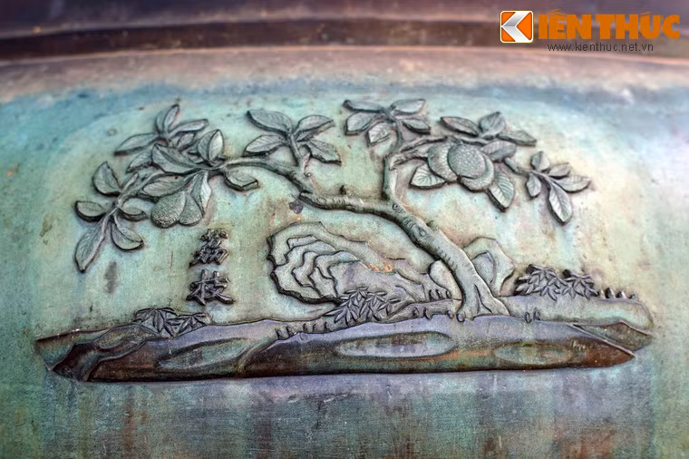 Huyền đỉnh, chiếc đỉnh cuối cùng có hình tượng "Lệ chi", nghĩa là cây vải, loài cây trồng lấy quả làm đặc sản tiến vua của một số địa phương ở đồng bằng sông Hồng.