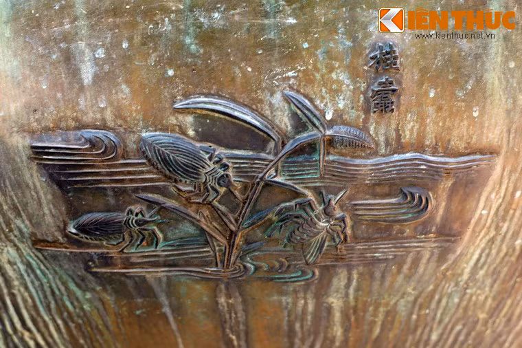 Đặc sản thứ hai của Huyền đỉnh là "Quế đố" tức con cà cuống, loài côn trùng lớn sống dưới nước, được khai thác lấy tinh dầu làm gia vị. Nước mắm pha tinh dầu cà cuống được coi là đỉnh cao của các loại nước chấm ở Việt Nam.