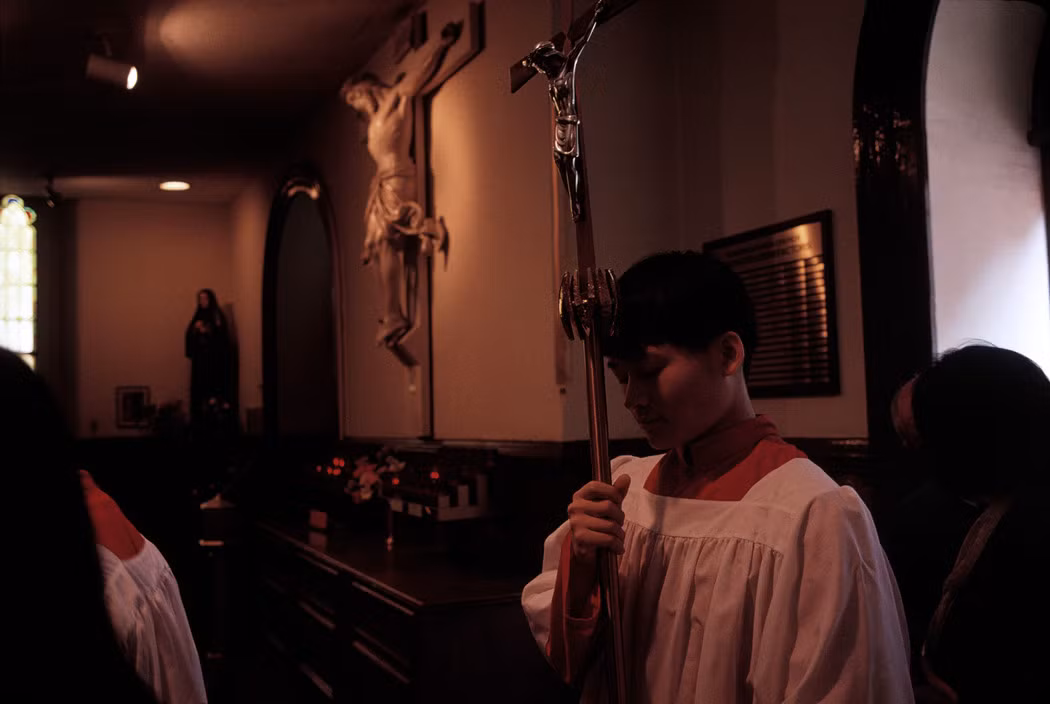Thánh lễ Chúa nhật trong một nhà thờ Công giáo ở khu Chinatown. Ảnh: Chien-Chi Chang/ Magnum Photos.