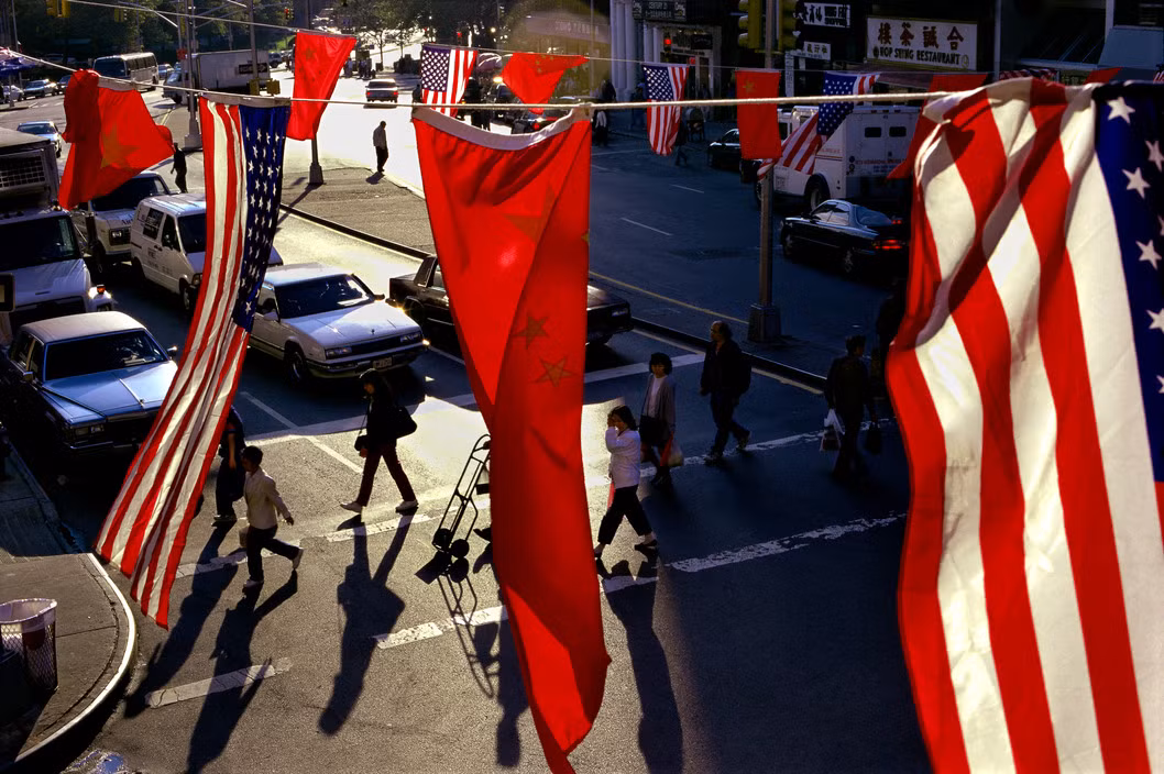 Cờ Trung Quốc treo xen kẽ cờ Mỹ ở Chinatown trong ngày Quốc khánh Trung Quốc. Ảnh: Chien-Chi Chang/ Magnum Photos.