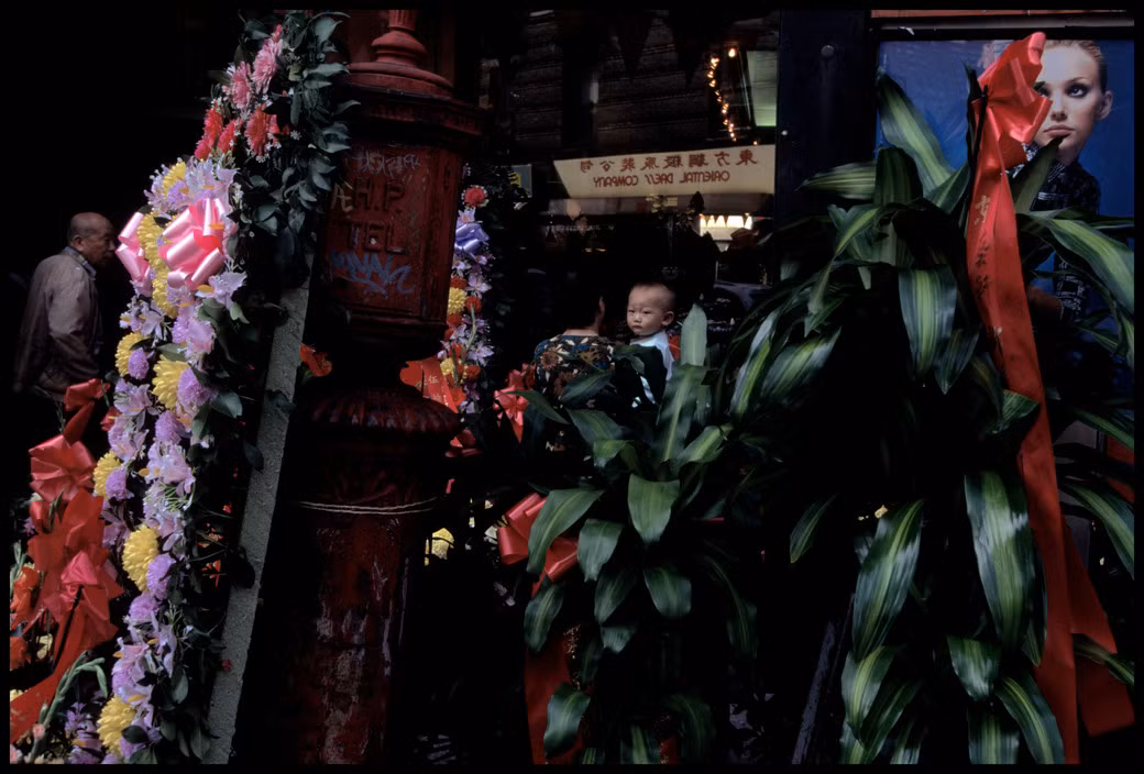 Hoa mừng bên ngoài một cửa hàng đồ cổ của người Hoa mới khai trương ở Chinatown. Ảnh: Chien-Chi Chang/ Magnum Photos.