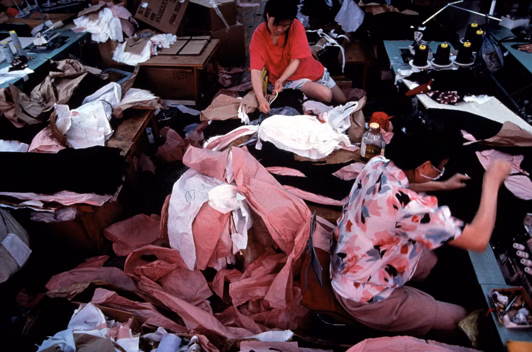 Các nữ công công nhân trong một xưởng may tại Chinatown New York. Ảnh: Chien-Chi Chang/ Magnum Photos.