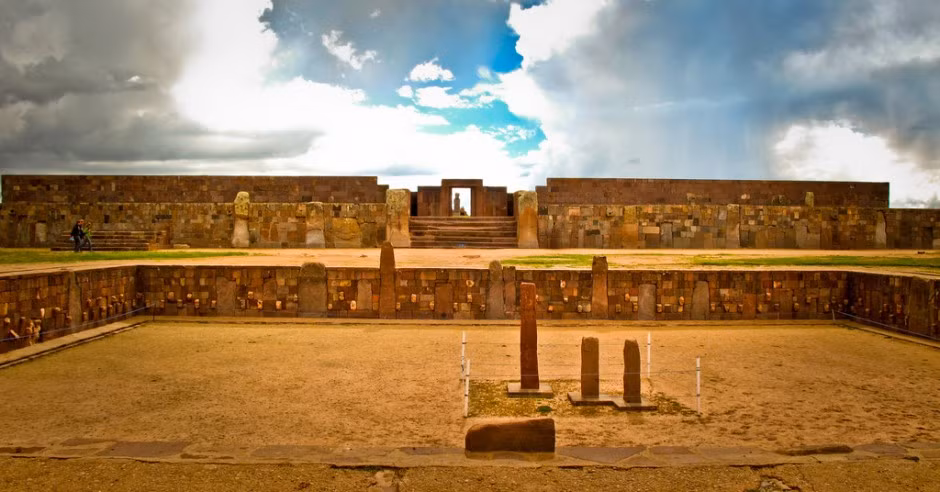  17. Tiwanaku (Tiwanaku, Bolivia). Các công trình bằng đá của văn Tiwanaku được xây dựng từ thế kỷ thứ 2 - 9, thể hiện trình độ kỹ thuật đáng ngạc nhiên của người bản địa Nam Mỹ cổ đại. Ảnh: Matadornetwork.