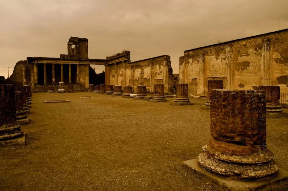  25. Pompeii (Pompei, Italia). Thành phố Pompeii của La Mã cổ đại đã được bảo tồn gần như nguyên vẹn dưới tro bụi sau vụ phun trào của núi lửa Vesuvius vào năm 79 SCN. Ảnh: Matadornetwork.