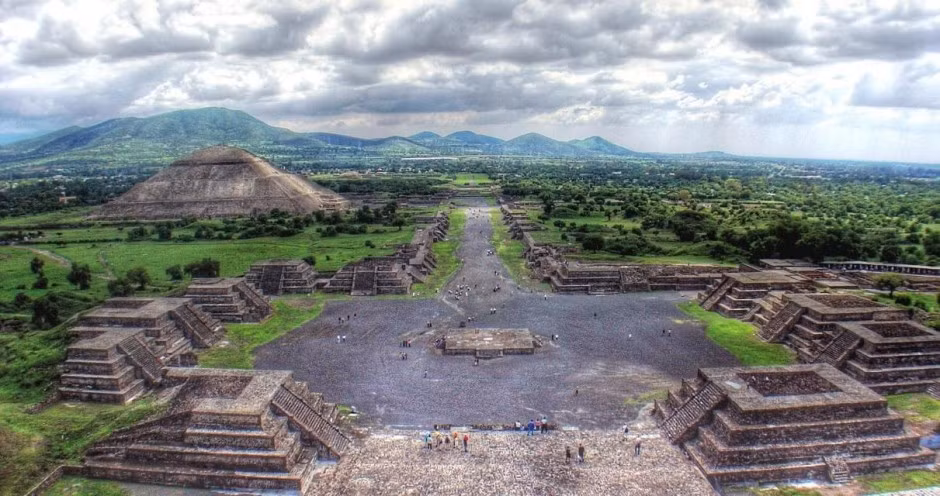  18. Teotihuacán (San Juan Teotihuacán, Mexico). Đây là một thành phố cố có quy mô đồ sộ dân số trên 150.000 người vào thời điểm cao điểm. Các công trình nổi bật ở đây là kim tự tháp của Mặt trăng và Mặt trời. Ảnh: Matadornetwork.
