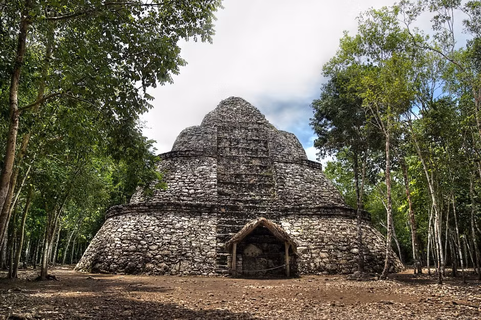  30. Cobá (Quintana Roo, Mexico). Cobá là một thành phố Maya, vào thời đỉnh cao là nơi sinh sống của hơn 50.000 người. Tâm điểm của thành phố là kim tự tháp cao 40m. Ảnh: Matadornetwork.