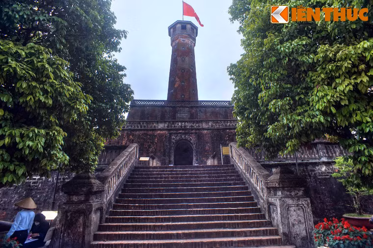 Khi Cách mạng Tháng Tám thành công, lá cờ đỏ sao vàng lần đầu tiên tung bay trên đỉnh Cột cờ Hà Nội như một biểu tượng chiến thắng của quân dân Thủ đô.