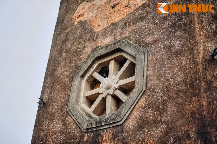 Khi người Pháp phá thành Hà Nội, họ định phá luôn Cột cờ. May mắn là cuối cùng công trình do người Pháp muốn biến nó thành đài quan sát.