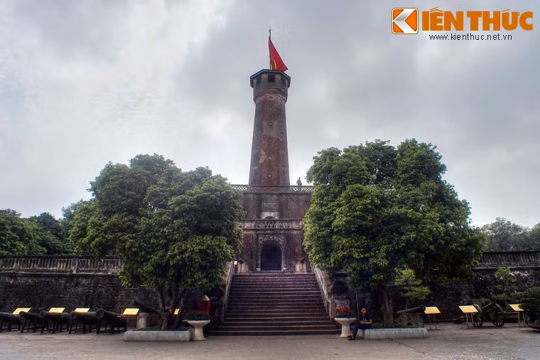 Được xây dựng từ năm 1805 - 1812 dưới thời vua Gia Long, công trình có tên gọi chính thức là Kỳ đài Hà Nội, nằm trên phần đất phía Nam của Hoàng thành Thăng Long.