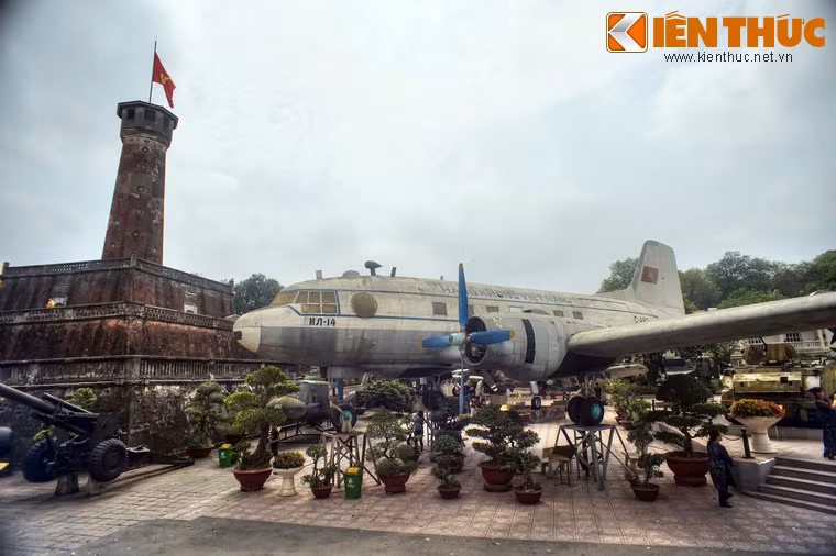 Sau khi Nhà nước Việt Nam Dân chủ Cộng hòa ra đời, hình ảnh Cột cờ Hà Nội đã được in trang trọng trên đồng tiền được phát hành đầu tiên của Ngân hàng Nhà nước Việt Nam.