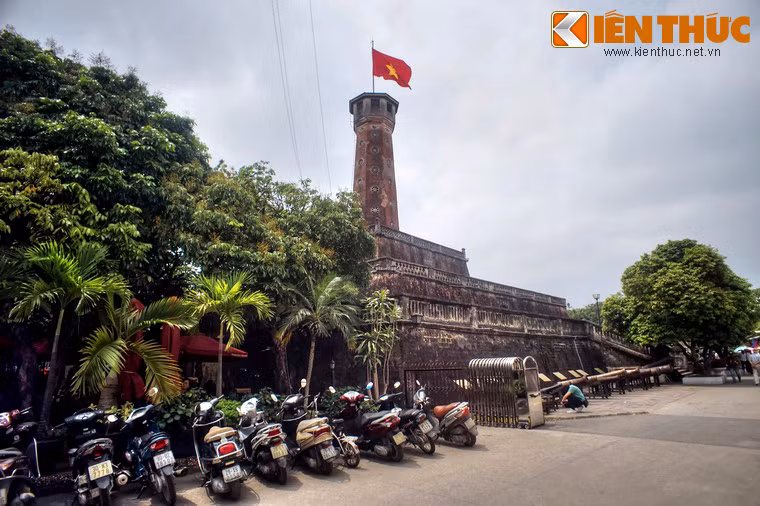 Là một trong năm di tích còn được bảo tồn nguyên vẹn trong quần thể di tích Hoàng thành Thăng Long, Cột cờ Hà Nội là một công trình lịch sử mang tính biểu tượng của thủ đô Hà Nội.