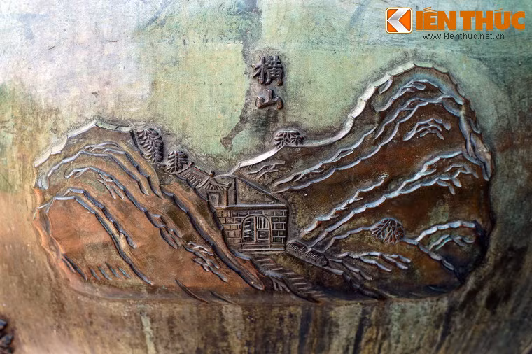 Huyền đỉnh, chiếc đỉnh cuối cùng trong Cửu Đỉnh có hình tượng "Hoàng sơn" là đèo Ngang, một phần dãy núi Trường Sơn chạy ngang ra biển. Vùng núi này gắn với lời tiên tri của Trạng Trình về cơ đồ nhà Nguyễn: "Hoành Sơn nhất đới, vạn đại dung thân", nghĩa là một dải Hoành Sơn có thể dung thân muôn đời.