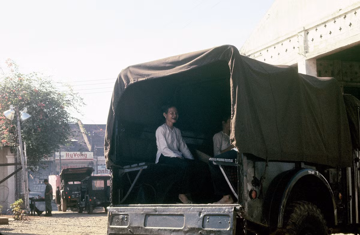 Những người phụ nữ Việt trên xe quân sự Mỹ. Ảnh: D. Hoag.