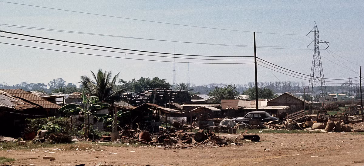 Một khu dân cư lụp xụp ở ngoại ô Sài Gòn. Ảnh: D. Hoag.