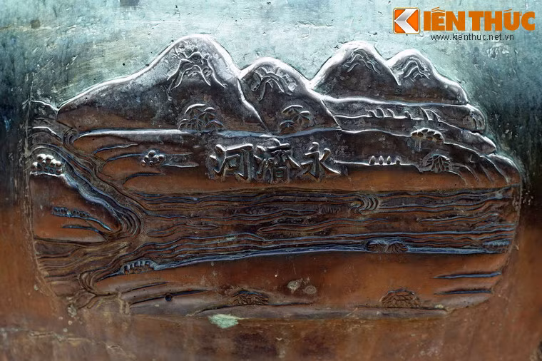 Trên từng đỉnh chạm khắc 17 bức họa tiết và một bức họa thư, gồm các chủ đề về vũ trụ, núi sông, chim thú, sản vật, vũ khí...