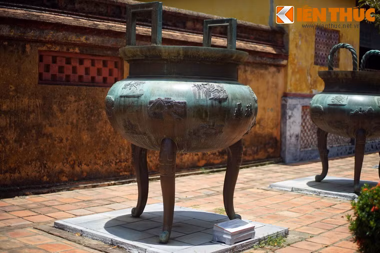 Giai ma tron bo hinh tuong Cuu Dinh nha Nguyen: Du dinh