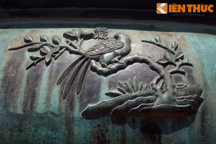 Hàng trên, về phía trái của chữ "Dụ đỉnh" là hình tượng "Anh vũ", nghĩa là chim vẹt, cũng là loài chim rất giỏi nhại tiếng người như chim yểng trên Tuyên đỉnh.