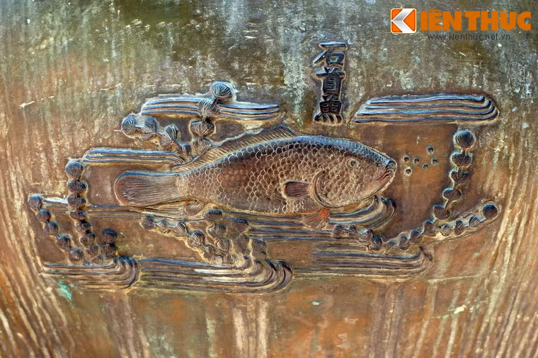 Hàng dưới, bên trái chữ "Dụ đỉnh" là hình tượng "Thạch thủ ngư", tức cá mú, một loài cá biển có thịt ngon được khai thác tại nhiều vùng biển của Việt Nam.