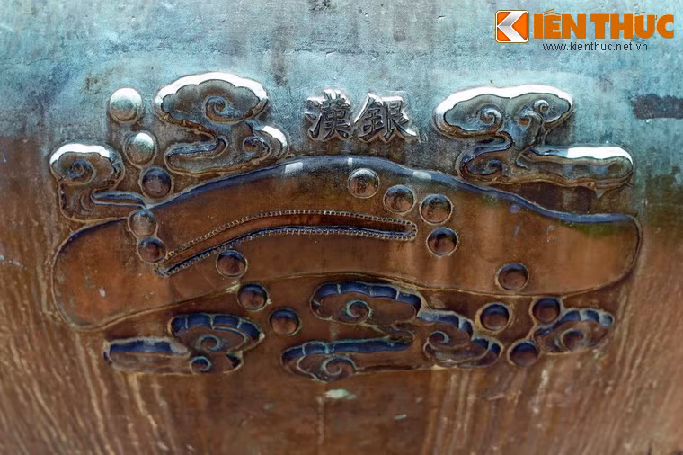 Hàng giữa: Bên trái chữ "Anh đỉnh" là hình tượng "Ngân hán", nghĩa là dải ngân hà.