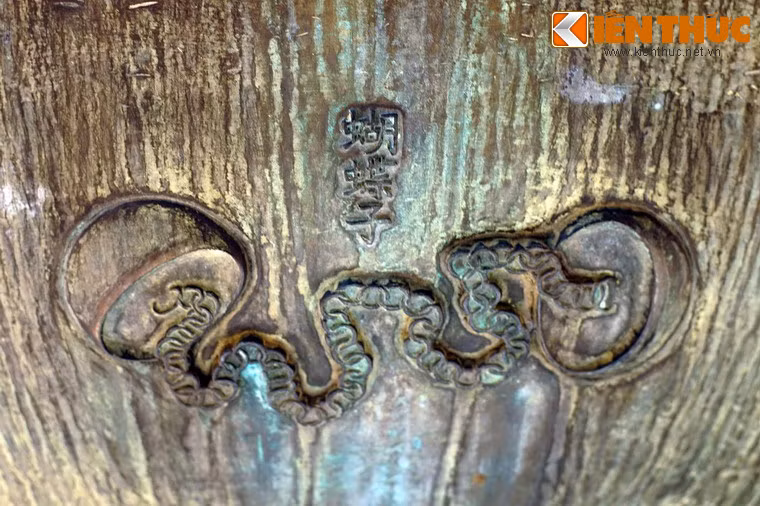 "Hồ điệp tử" là đạn bươm bướm, loại đạn đại pháo khi nổ bung ra tứ phía trông như tổ kén của con bướm.