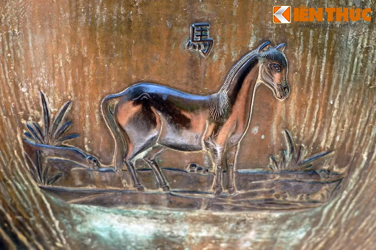 Hàng dưới: Bên trái chữ "Anh đỉnh" là hình tượng "Mã", nghĩa là con ngựa, loài gia súc được sử dụng làm phương tiện vận chuyển thời xưa.