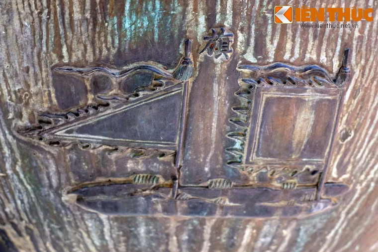 "Kỳ" là lá cờ.