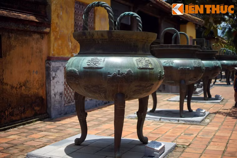 Trong Cửu Đỉnh nhà Nguyễn, Thuần đỉnh nặng 1.952kg, được đặt bên trái Anh đỉnh, ứng với khám thờ vua Đồng Khánh trong Thế Miếu.