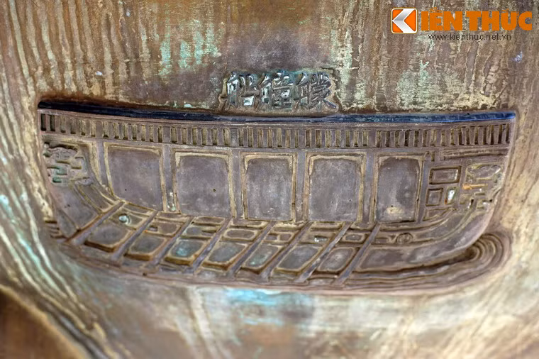 "Mông đồng thuyền" là mẫu thuyền chiến cơ động có đáy nông, nhiều tay chèo, trang bị nỏ mạnh, có mái gỗ để che tên đạn của nhà Nguyễn.