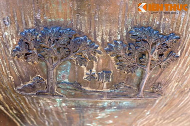 Hàng dưới: Bên trái chữ "Chương đỉnh" là hình tượng "Thuận mộc", nghĩa là cây gỗ huỳnh, hay gỗ sưa.