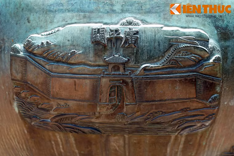 Hàng giữa: Bên trái chữ "Nghị đỉnh" là hình tượng "Quảng Bình quan", nghĩa là cửa ải Quảng Bình, một cửa ải án ngữ đường thiên lý Bắc Nam thuộc hệ thống lũy Thầy, có từ thời Trịnh Nguyễn phân tranh.