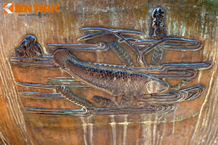 Hàng dưới: Bên trái chữ "Nghị đỉnh" là hình tượng "Lục hoa ngư", nghĩa là cá lóc, loài cá nước ngọt kích cỡ trung bình, cho thịt ngon, được đánh bắt tại nhiều vùng miền của Việt Nam.