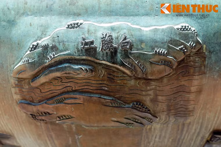 "Bạch Đằng giang" là sông Bạch Đằng, dòng sông gắn với những chiến thắng huyền thoại của người Việt trước quân xâm lược phương Bắc.