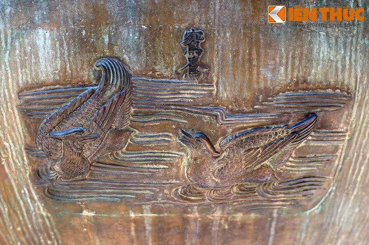 "Uyên ương" là chim uyên ương, loài chim nước nổi tiếng với bộ lông đẹp và sự thủy chung.