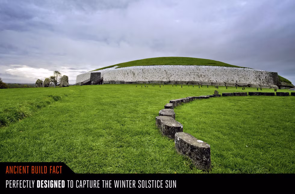  10. Đền Newgrange (Ireland). Công trình này có từ 3.200 năm TCN, có thể được dùng để tính lịch dựa trên hoạt động của mặt trời. Với sự tính toán tài tình khi xây dựng, vào dịp Đông Chí mỗi năm, trong khoảng 4 ngày, mặt trời hoàng hôn sẽ làm sáng căn phòng chính của ngôi đền trong khoảng 17 phút. Ảnh: Popularmechanics.