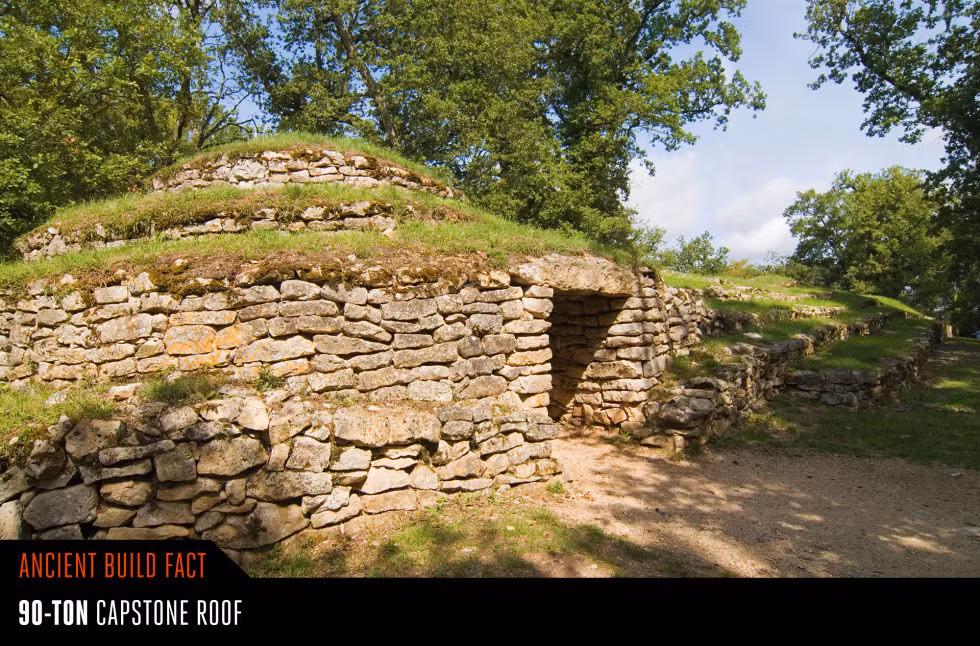  5. Các hầm mộ Tumulus của Bougon (Pháp). Với rất nhiều lối đi và căn phòng được xây bằng đá, đây là một trong những công trình kiến trúc phức tạp nhất được con người xây dựng thời kỳ Đồ đá mới ở châu Âu. Một trong các hầm mộ ở đây có mái là phiến đá nặng tới 90 tấn. Ảnh: Popularmechanics.